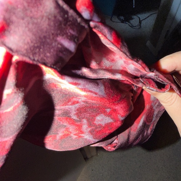 Simply Vera Vera Wang Sexy V-neck Red and Black Floral Blouse - Picture 4 of 6